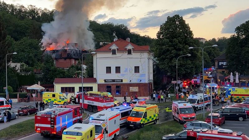 FOTO: Požár alzheimer centra v Roztokách u Prahy